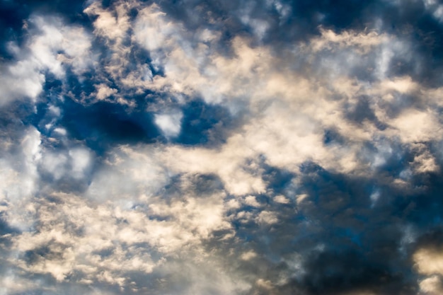 kleurrijke dramatische hemel met wolk bij zonsondergang