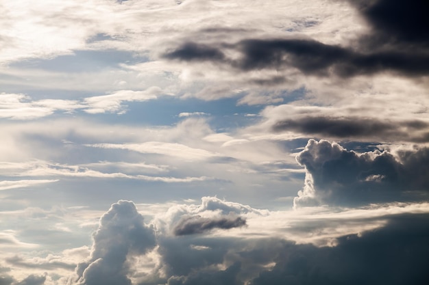 kleurrijke dramatische hemel met wolk bij zonsondergang