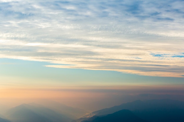 Kleurrijke dramatische hemel met wolk bij zonsondergangprachtige hemel met wolkenachtergrond