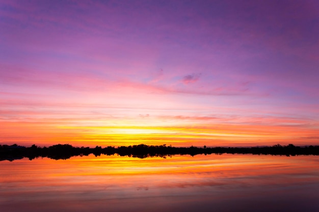 Kleurrijke dramatische hemel met wolk bij zonsondergangprachtige hemel met wolkenachtergrond