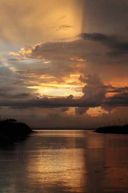 kleurrijke dramatische hemel met wolken bij zonsondergang. Zonsondergang in het meer