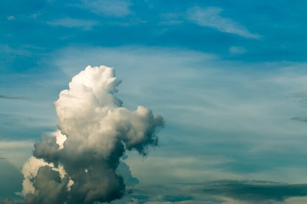 Foto kleurrijke dramatische hemel met wolken bij zonsondergang