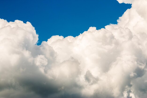 kleurrijke dramatische hemel met wolken bij zonsondergang