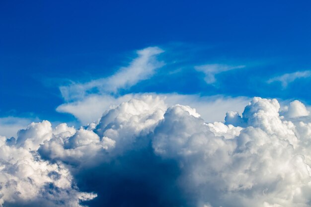 kleurrijke dramatische hemel met wolken bij zonsondergang