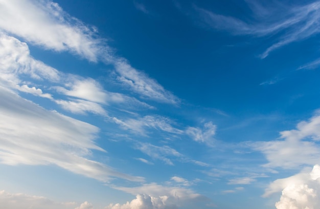 kleurrijke dramatische hemel met wolken bij zonsondergang