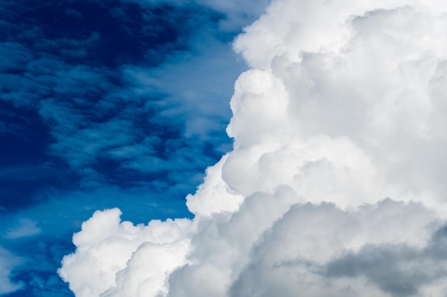 kleurrijke dramatische hemel met wolken bij zonsondergang