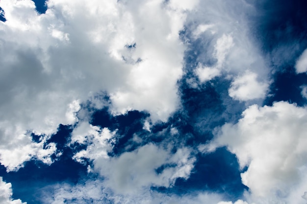 kleurrijke dramatische hemel met wolken bij zonsondergang