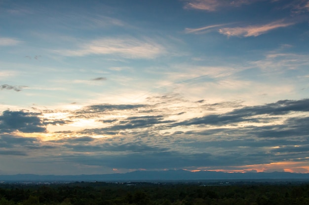 Kleurrijke dramatische hemel met wolken bij zonsondergangprachtige hemel met wolkenachtergrond xA