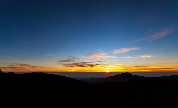 Kleurrijke dramatische hemel met wolken bij zonsondergangprachtige hemel met wolkenachtergrond xA