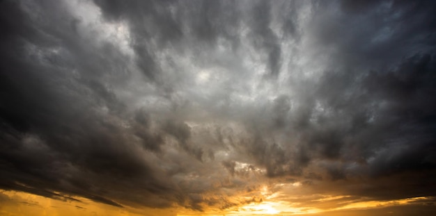 Kleurrijke dramatische hemel met wolken bij zonsondergangprachtige hemel met wolkenachtergrond xA