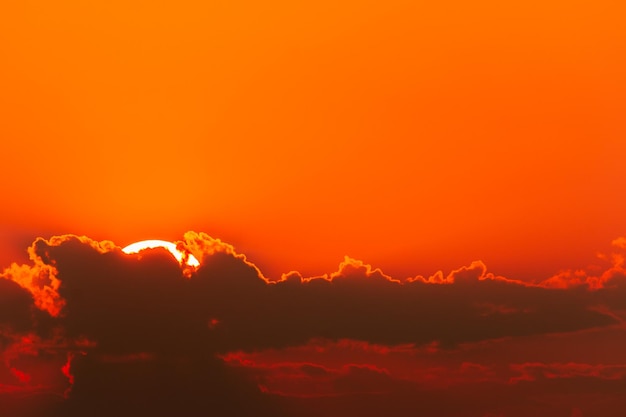 Kleurrijke dramatische hemel met wolken bij zonsondergangprachtige hemel met wolkenachtergrond xa