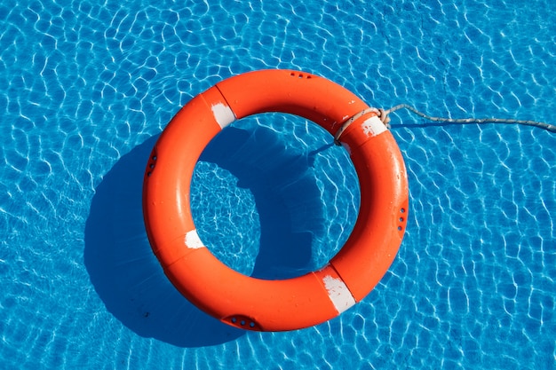 Kleurrijke drijvers op een pool