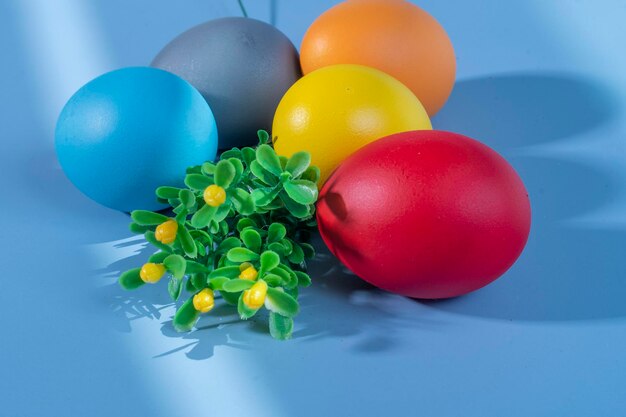 Kleurrijke eieren symboliseren Pasen op een kleurrijke achtergrond en bloemen