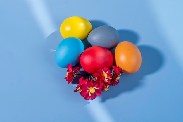 Kleurrijke eieren symboliseren Pasen op een kleurrijke achtergrond en bloemen