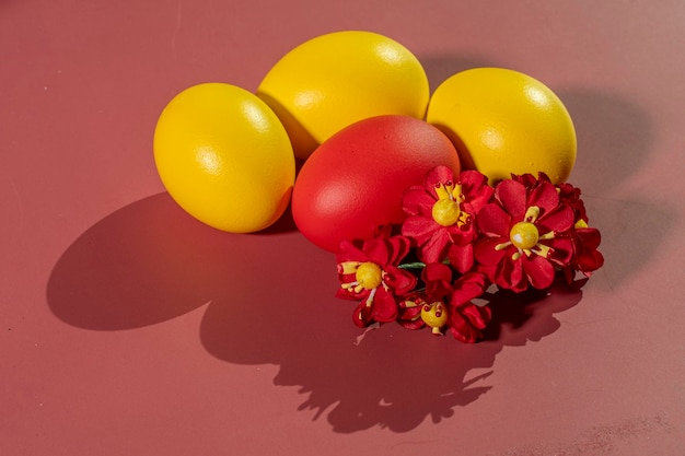 Kleurrijke eieren symboliseren Pasen op een kleurrijke achtergrond en bloemen