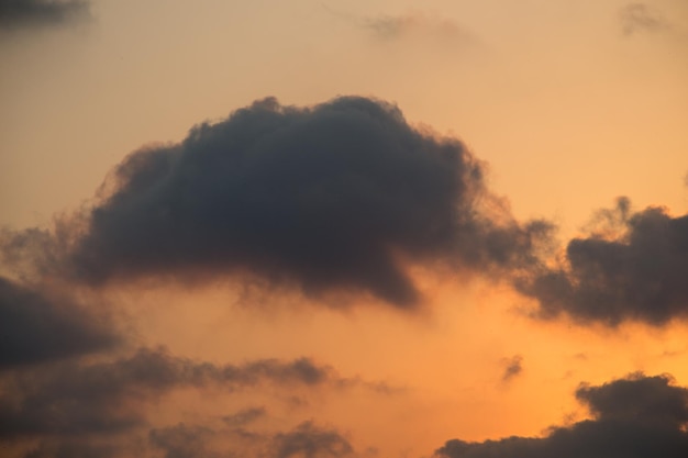 kleurrijke en lichte wolken gevonden in de lucht