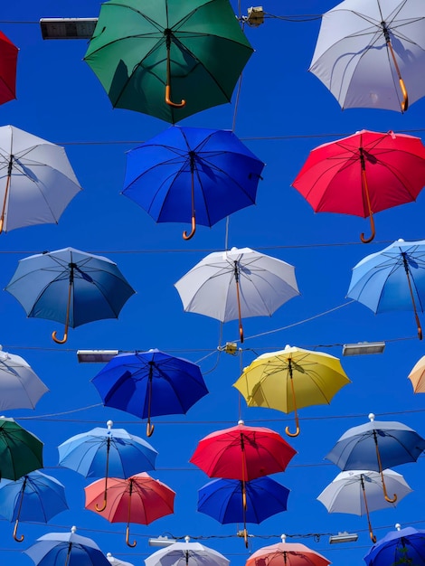 Kleurrijke en mooie paraplu's die in de straatdecoratie van de stad hangen