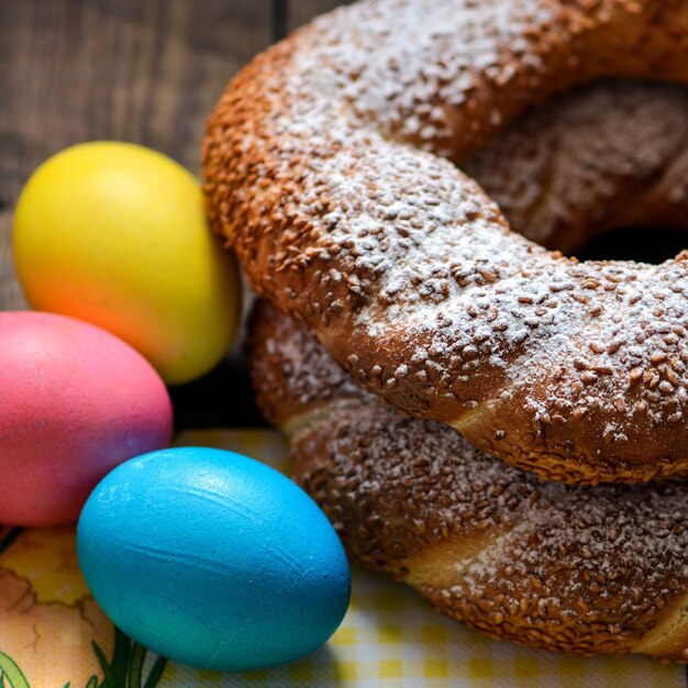 Kleurrijke feestelijke paaseieren en zoete paaskoekjes