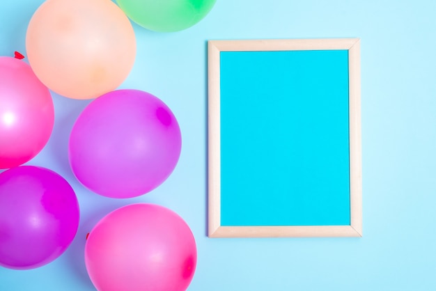 Kleurrijke feestuitnodigingsontwerpen Heldere ideeën voor het plannen van feesten Nieuwe flitsende decoraties Ballon Confetti-kaarsen Vier festivalontwerp Feestbehoeften