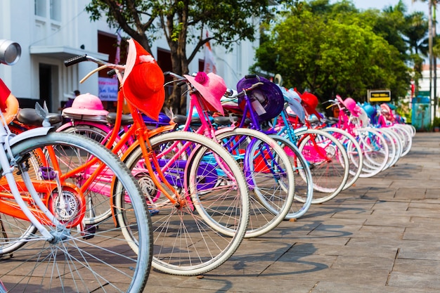 Kleurrijke fietsen te huur in Jakarta, Indonesië