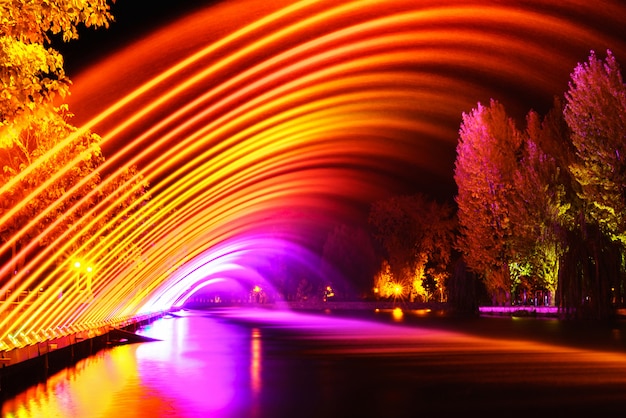 Kleurrijke fonteinen in stadspark bij nacht
