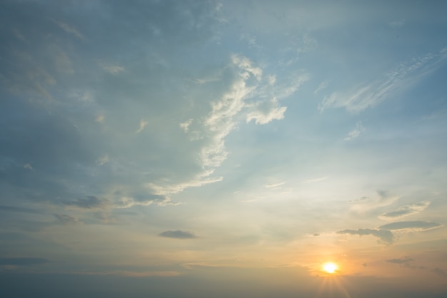 Kleurrijke foto&#39;s van de lucht en de wolken tijdens de avond.