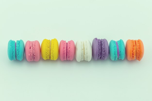 kleurrijke Franse bitterkoekjes of macaron op witte achtergrond