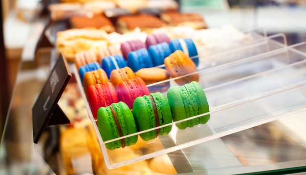 Kleurrijke franse bitterkoekjes op een vitrine in een winkel vertoning van heerlijke gebakjes in een bakkerij