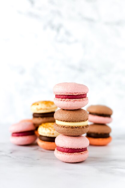 Kleurrijke Franse macaron-taarten met verschillende smaken