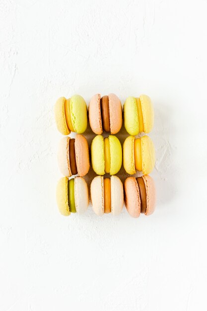 Kleurrijke Franse macarons op wit, flatlay, bovenaanzicht