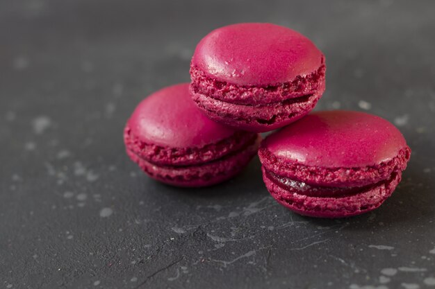 Kleurrijke Franse macaronskoekjes (makarons). Dessert voor geserveerd met thee of koffiepauze. Vakantiegift voor vrouwen.