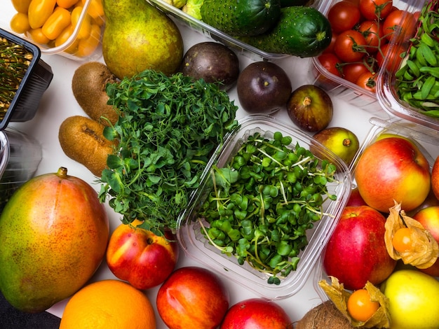 Kleurrijke fruit groenten microgreens spruiten achtergrond rijk aan antioxidanten