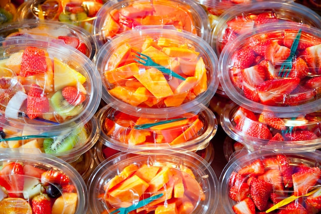 Kleurrijke fruitsalade in transparante glazen