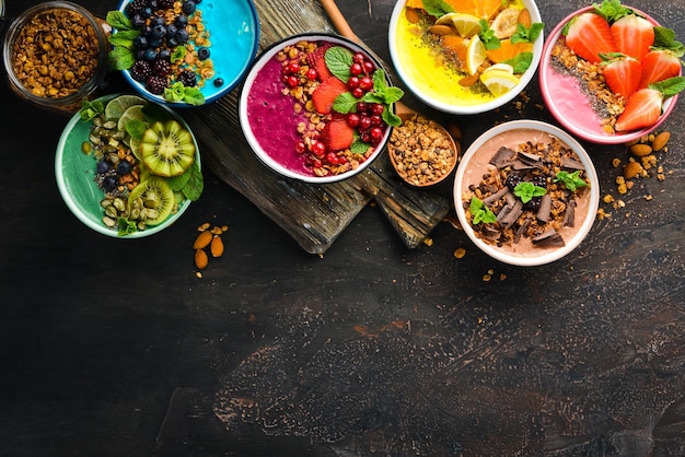 Kleurrijke fruitsmoothies met yoghurt vers fruit en bessen Bovenaanzicht Vrije ruimte voor uw tekst