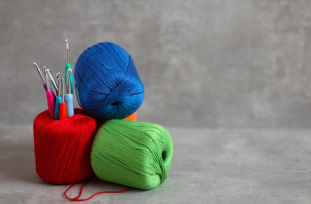 Kleurrijke garen katoenen ballen haak hobby stapel grijze achtergrond