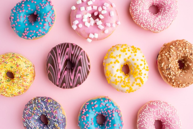 Kleurrijke geassorteerde donuts plat lag