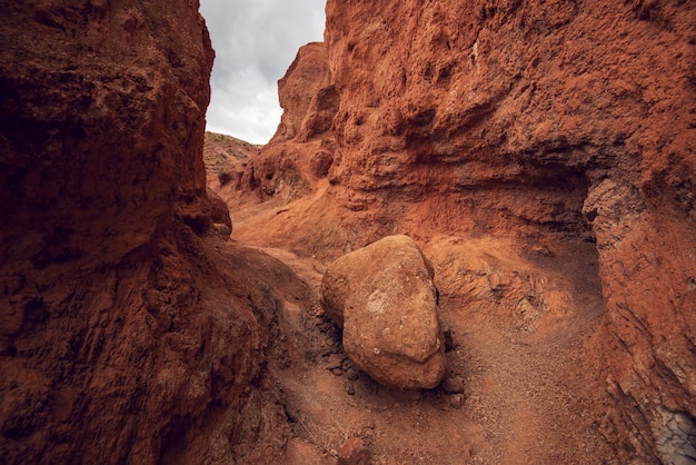 Kleurrijke geërodeerde landvorm van het altai-gebergte