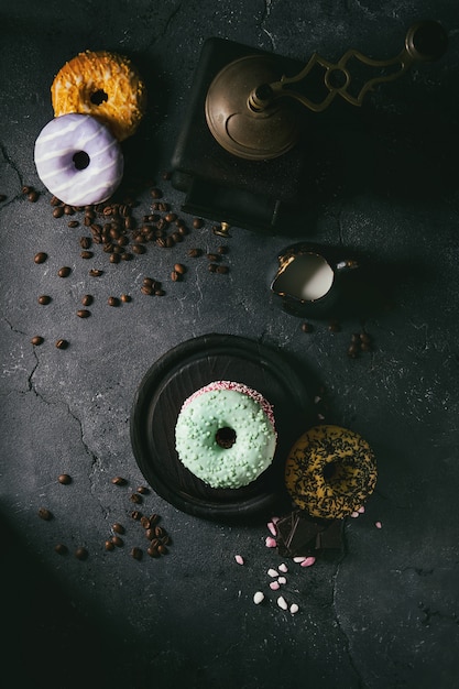 Kleurrijke geglazuurde donuts