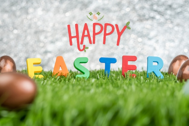 Kleurrijke gelukkige Pasen-dag en eieren op groen grasgebied bij openlucht lichte bokehachtergrond