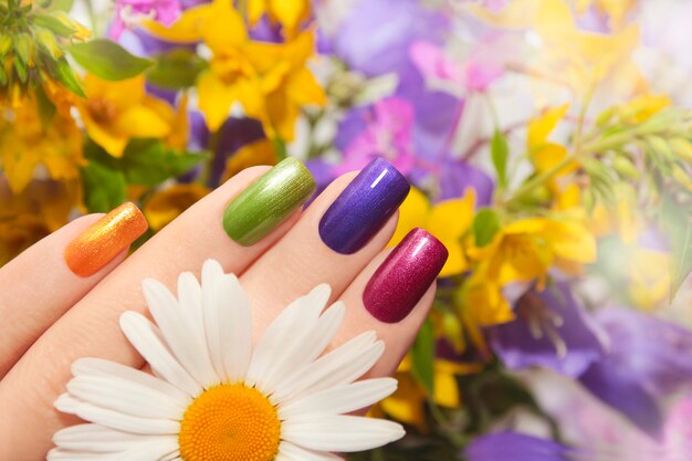 Kleurrijke gemanicuurde nagels vierkante vorm met bloemen