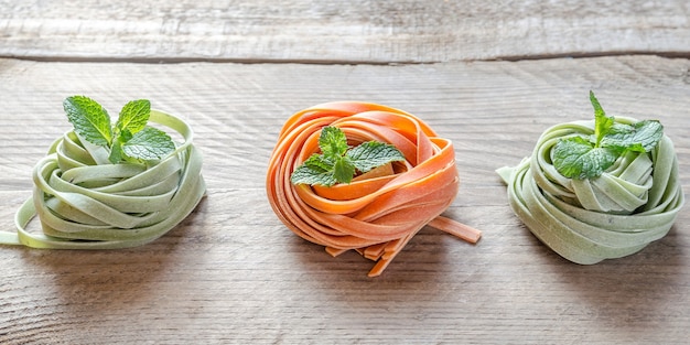 Kleurrijke gerolde pasta op de houten tafel