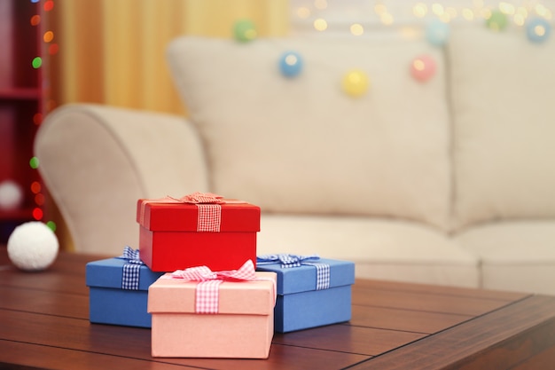 Kleurrijke geschenkdozen op houten tafel in de kamer, close-up