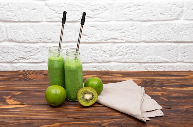 Kleurrijke gezonde groene smoothies gezonde smoothie met spinazie