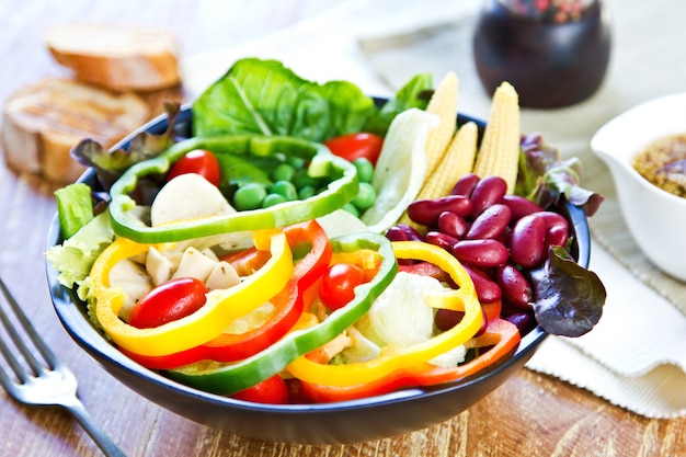 Kleurrijke gezonde salade van brood en sesamvinaigrette