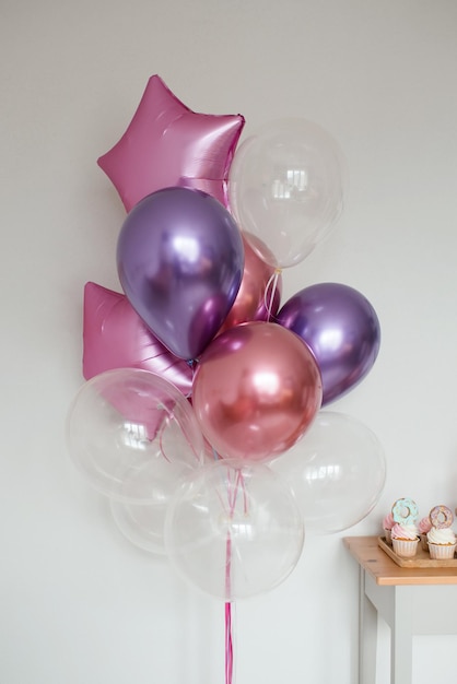 Kleurrijke glanzende ballonnen in de kamer