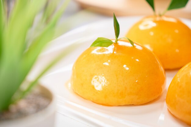 Foto kleurrijke glazuur oranje dome cake.