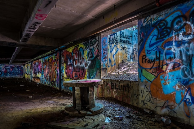 Kleurrijke graffiti op de muur in een verlaten kamer.