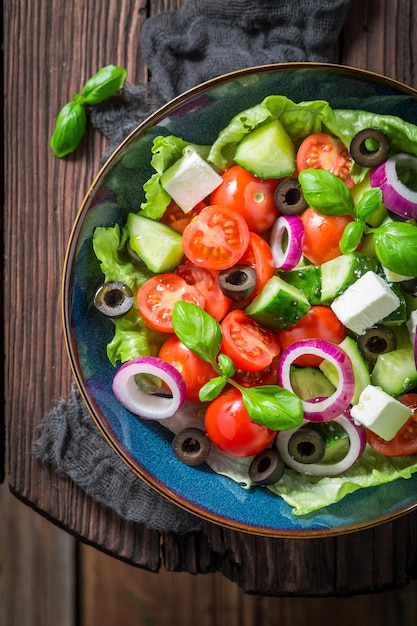 Kleurrijke Griekse salade met cherrytomaatjes, sla en ui