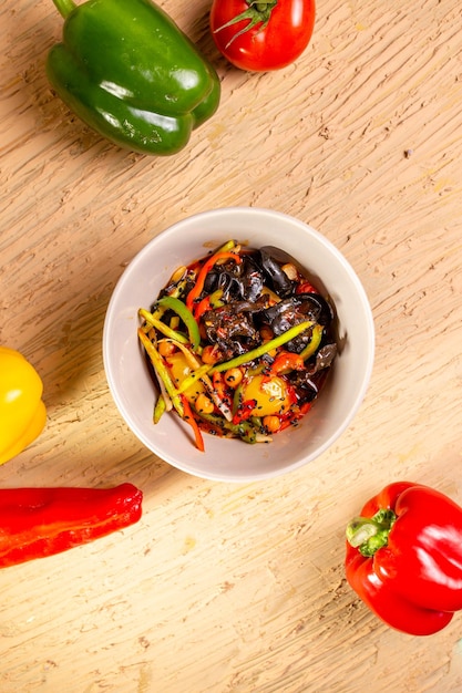 Foto kleurrijke groente salade met tomaten pepers en komkommers