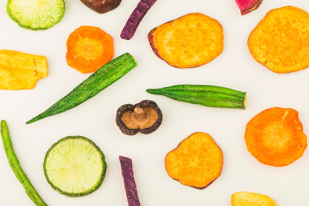 Kleurrijke groentechips, biologisch dieet en veganistisch eten.